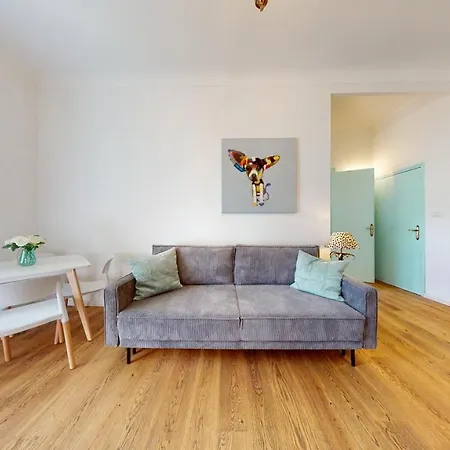 Les Fleurs Astoria Apartment